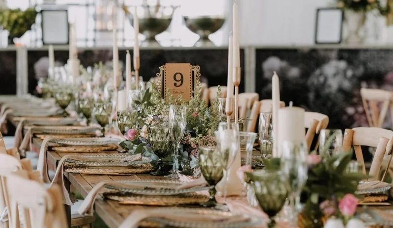 Hochzeitstisch dekorieren Dekoelemente gekonnt kombinieren