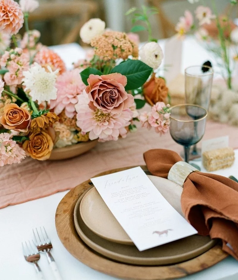 Hochzeitstisch dekorieren mit Blumen Tafelaufsaetze