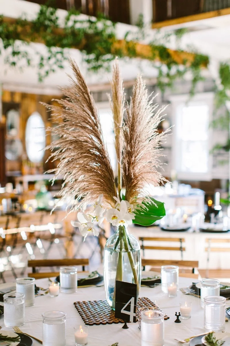 Hochzeitstisch dekorieren mit trockenen Blumen