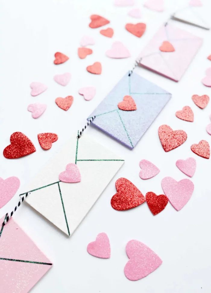 Last Minute Valentinstag Deko Girlande aus Briefunschlaegen mit kleinen Herzen