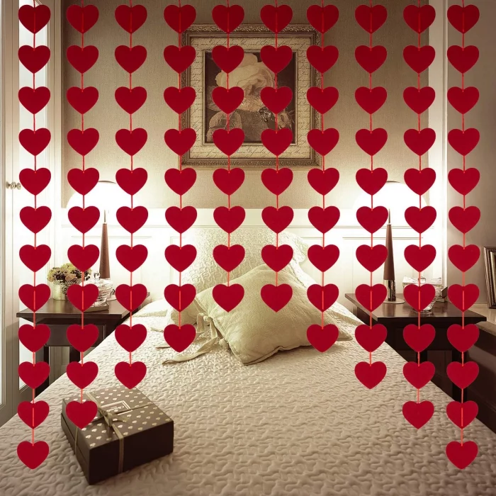 Last Minute Valentinstag Deko Girlanden aus roten Herzen am Schlafbett aufgehängt