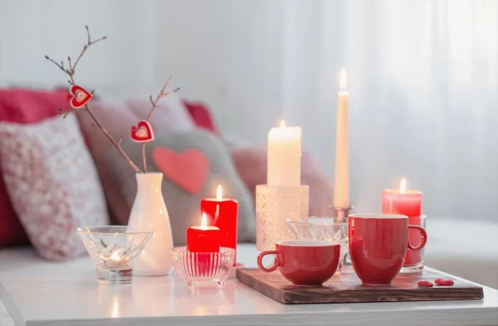 Last Minute Valentinstag Deko Kerzen weisse Vase kleine Herzen rote Becher