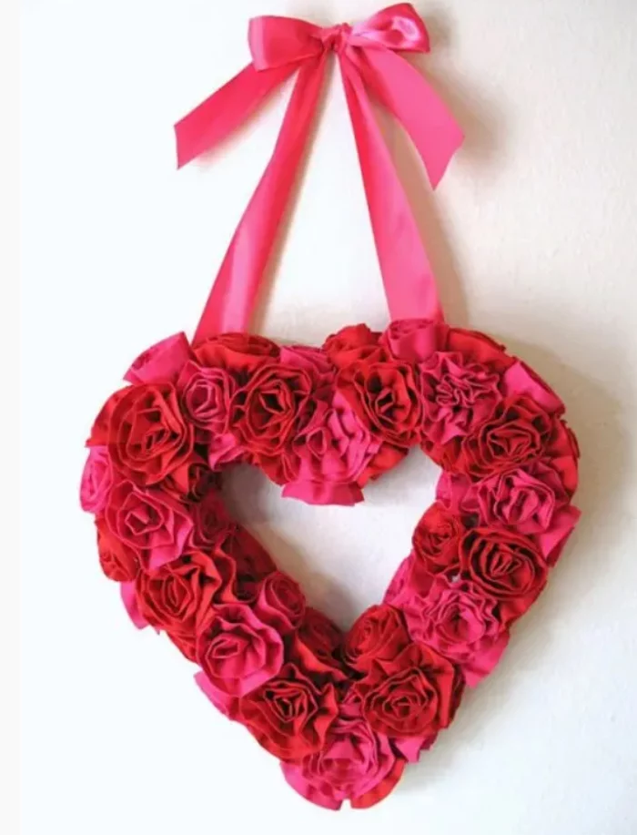 Last Minute Valentinstag Deko Kranz aus rosa Rosen in Herzform als Wanddeko zu Hause