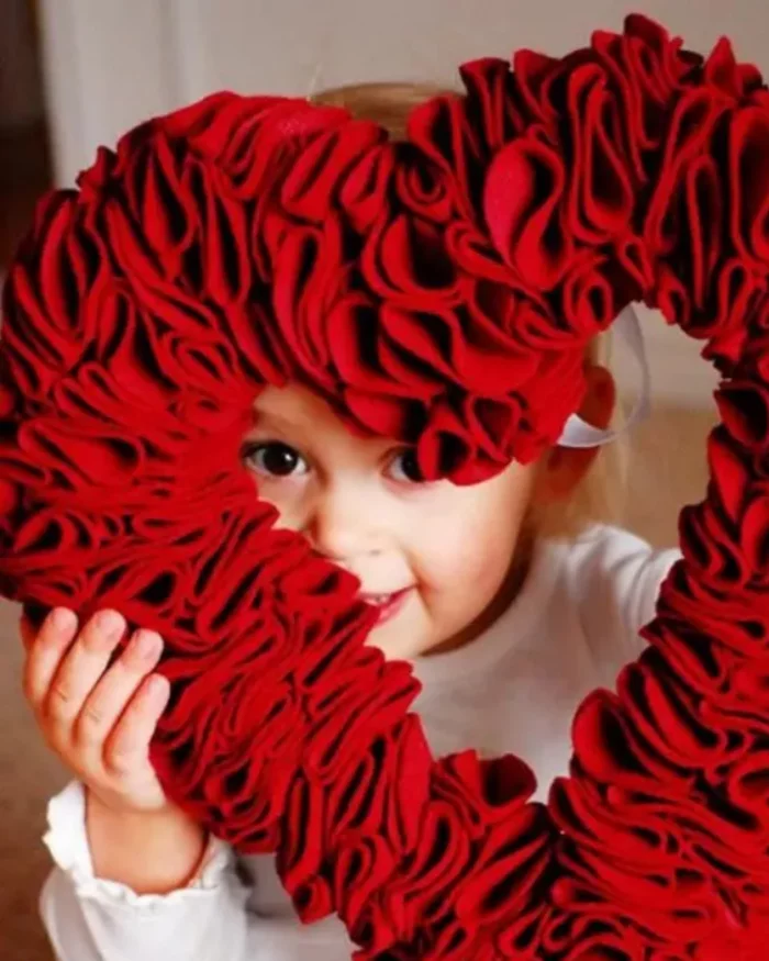 Last Minute Valentinstag Deko Kranz aus roten Rosen kleines Kind