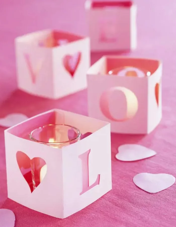 Last Minute Valentinstag Deko Teelichter in Papier mit ausgeschnittenen Herzen
