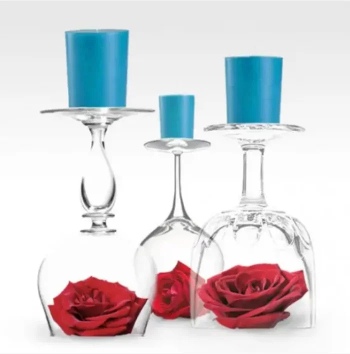 Last Minute Valentinstag Deko Weinglaeser blaue Kerzen Rosenblueten
