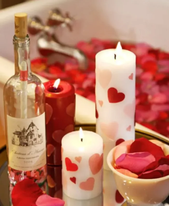 Last Minute Valentinstag Deko dekorierte kerzen weiss rot Flasche Wein