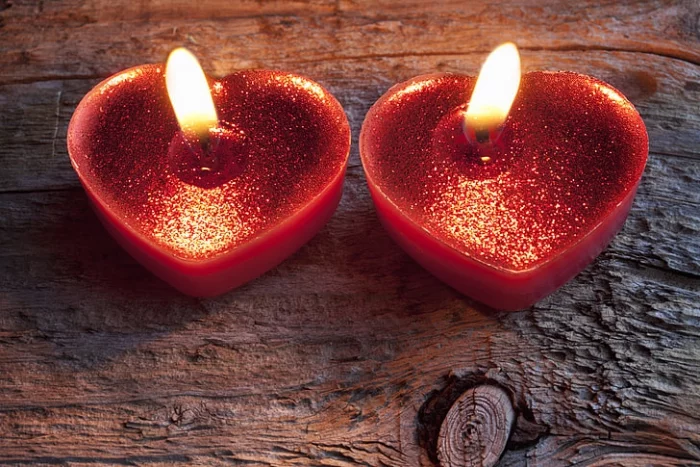 Last Minute Valentinstag Deko kleine rote Kerzen in Herzform auffallend