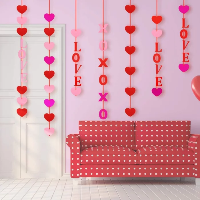 Last Minute Valentinstag Deko rosa rote Girlanden aus Herzen Sofa