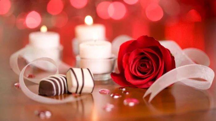 Last Minute Valentinstag Deko rote Rose Pralinen kleine Details viel aussagen