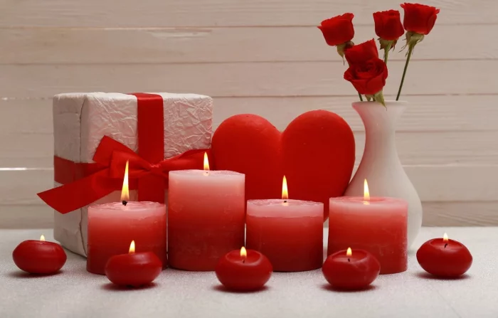 Last Minute Valentinstag Deko rote Rosen in vase rote Kerzen eingepacktes Geschenk