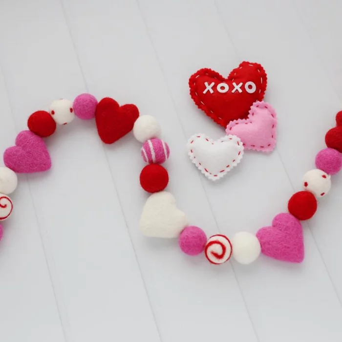 Last Minute Valentinstag Deko selbst gemachte Girlande aus Herzen aus Stoff