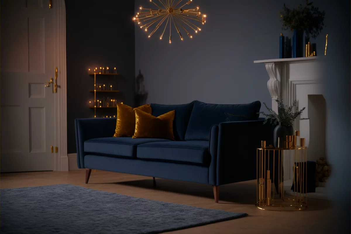 Luxurioese Interieurs dunkelblaues Sofa flauschiger Teppich dezente Beleuchtung Goldakzente