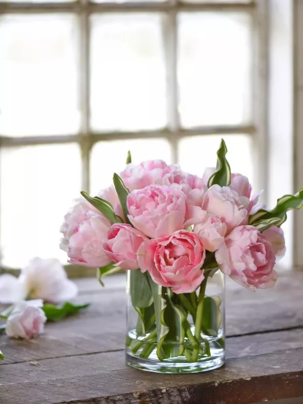 Romantische Blumen zum Valentinstag ein Strauss Pfingstrose in Vase in zartem Rosa