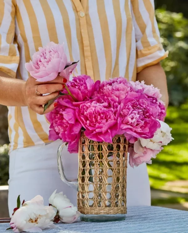 Romantische Blumen zum Valentinstag rosa Pfingstrosen in einer Vase arrangieren