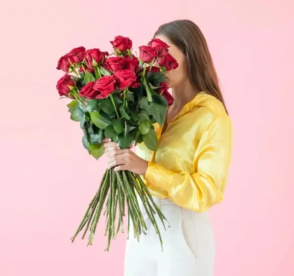 Romantische Blumen zum Valentinstag rote Rosen Bouquet Leidenschaft echte Liebe ausdruecken