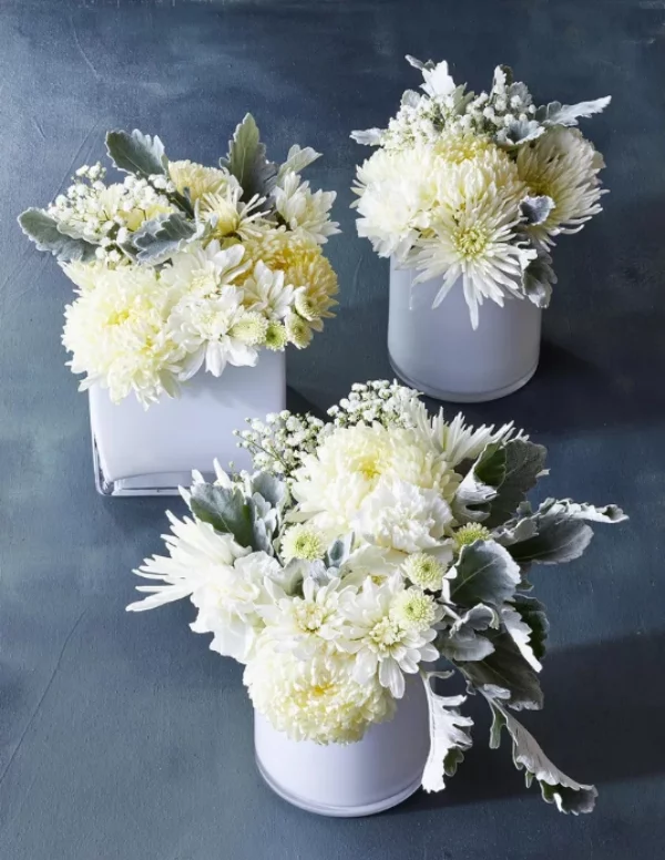 Romantische Blumen zum Valentinstag weisse Chrysanthemen in kleinen Vasen geheime Liebesbotschaft
