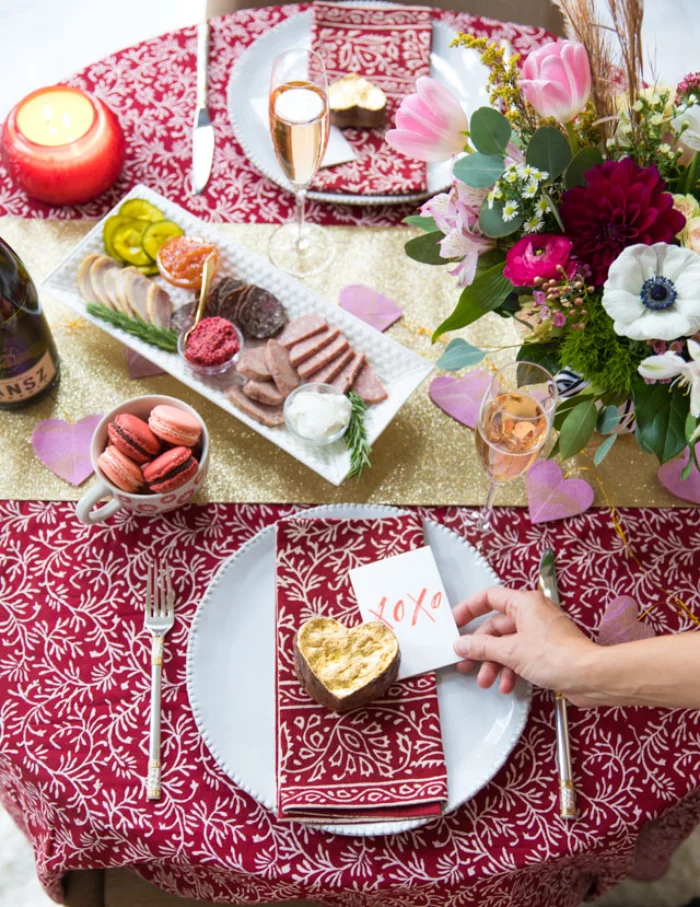 Romantische Tischdeko am Valentinstag Dessert servieren schön gedeckter Tisch