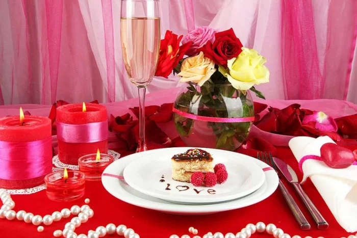 Romantische Tischdeko am Valentinstag Rot dominiert beim Dessert rote kerzen Rosen weisse Perlen