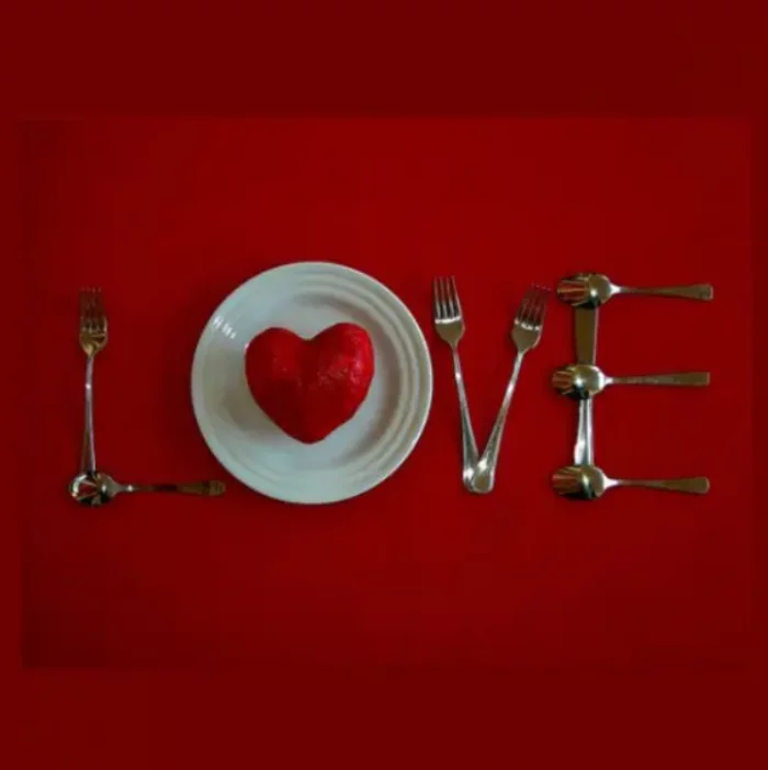 Romantische Tischdeko am Valentinstag ein Herz aus Besteck bilden ewiges Symbol der Liebe