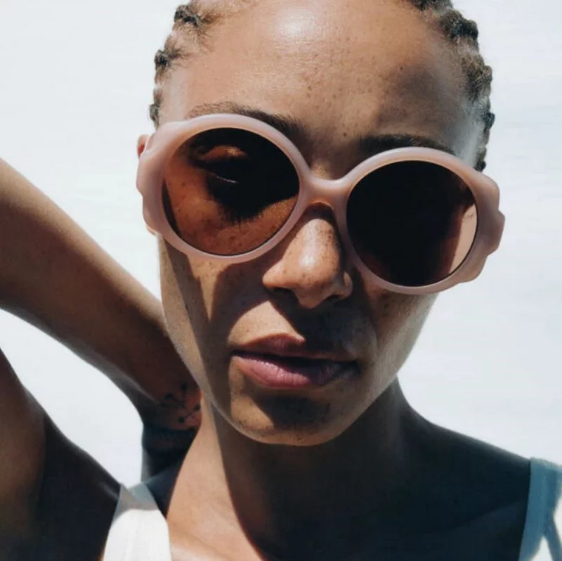 Sonnenbrillen-Trends 2023 Damen pastellfarbene Rahmen