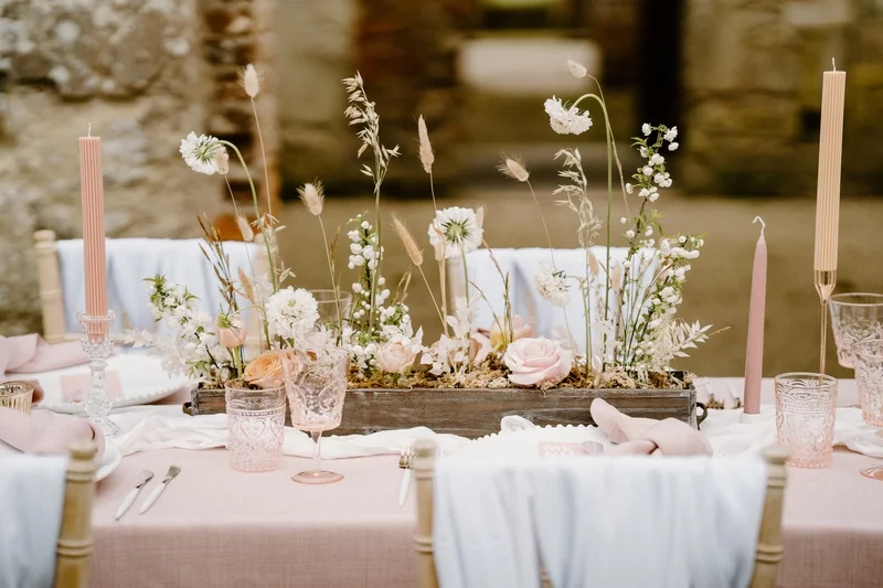 Tischdekoration fuer Hochzeit mit eleganten trockenen Blumen