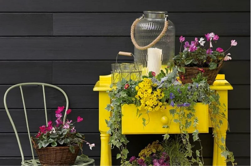 Upcycling Gartendeko selber machen alter autoreifen wiederverwenden schrank erneuern
