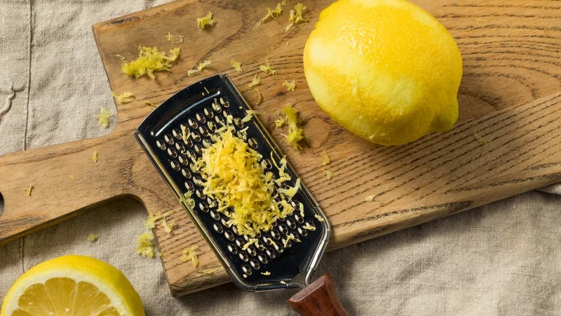 Zitronenschale reiben und im Haushalt verwenden