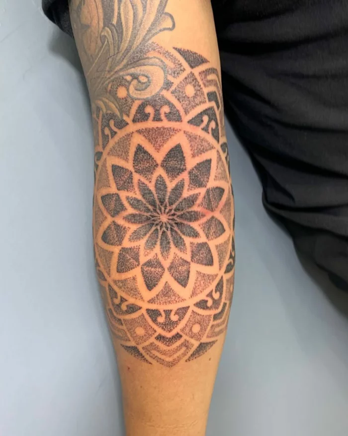 buntes dotwork tattoo ganzarm