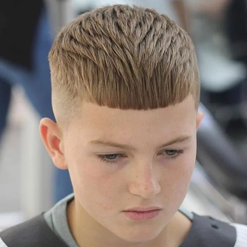 coole jungs frisuren 2023 kleine jungs trendfrisuren geradem pony