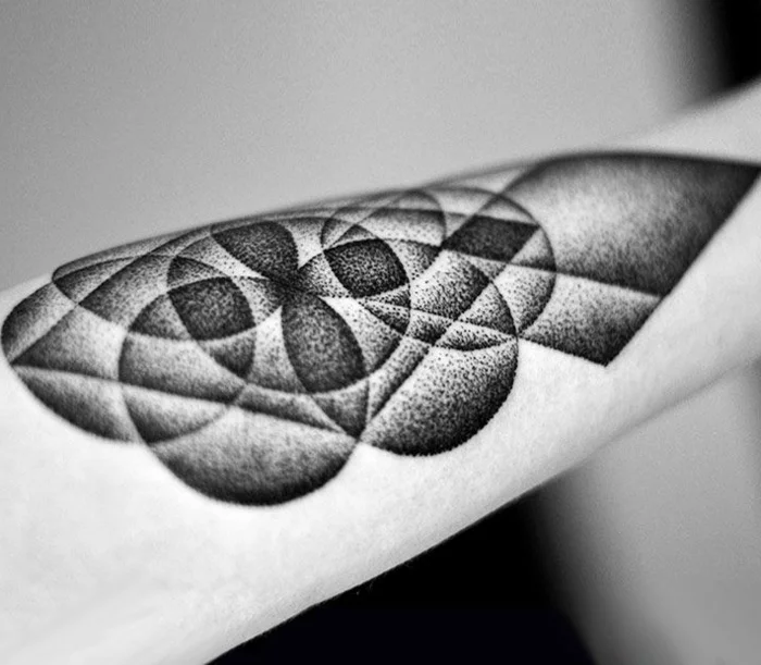 dotwork tattoo geometrisch