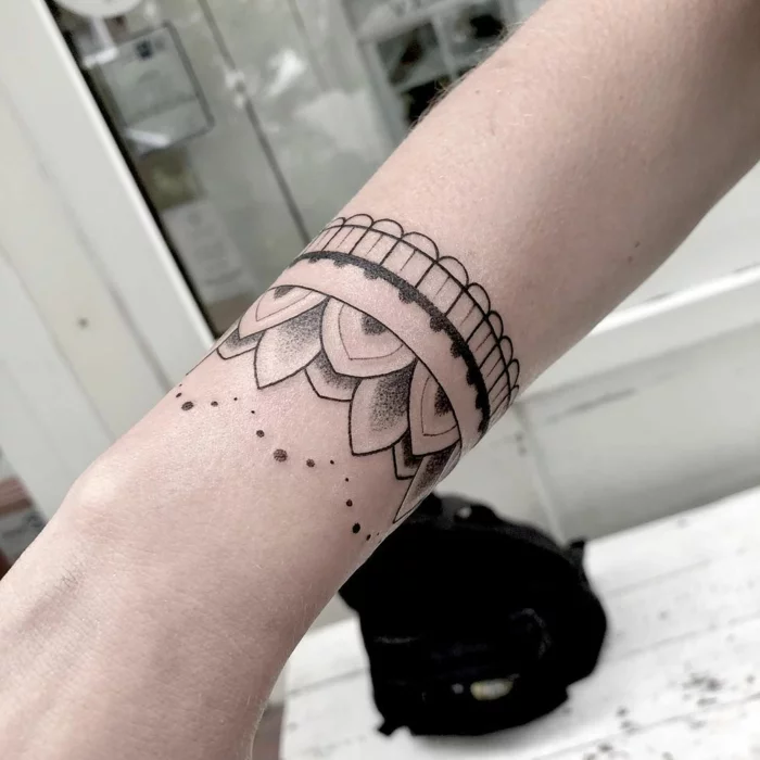 dotwork tattoo unterarm