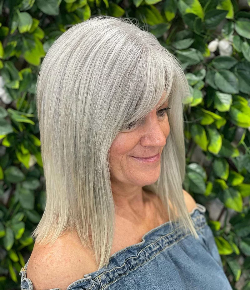 halblange frisuren ab 50 graue haare pony