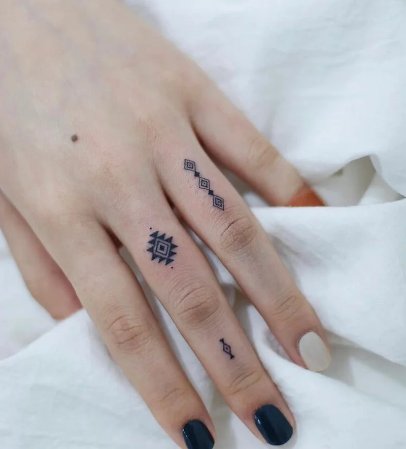 kleine Tattoos Finger Ideen Damen dezente Elemente