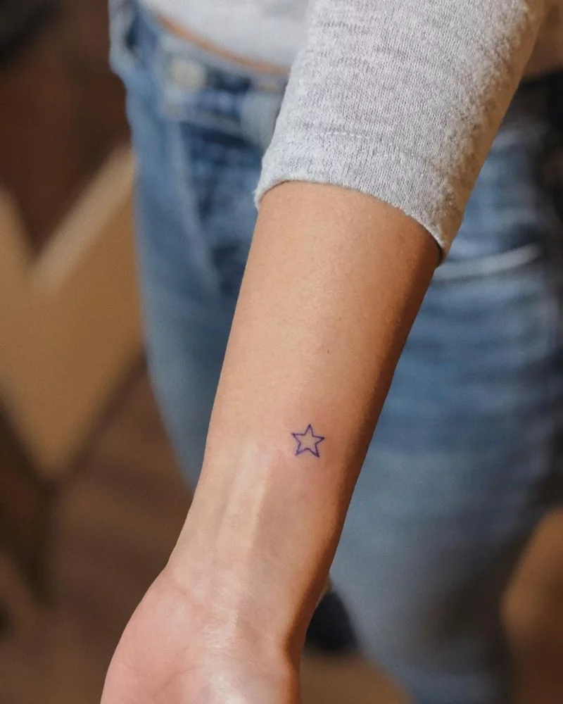 mini stern tattoo am handgelenk unterarm
