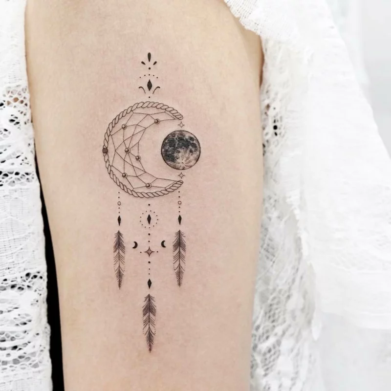 mond dotwork traumfaenger tattoo