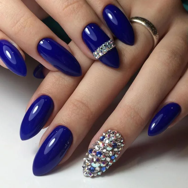 nageltrends frühling trendige nagellackfarben blau