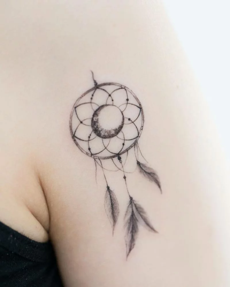 oberarm minimalistisches traumfaenger tattoo