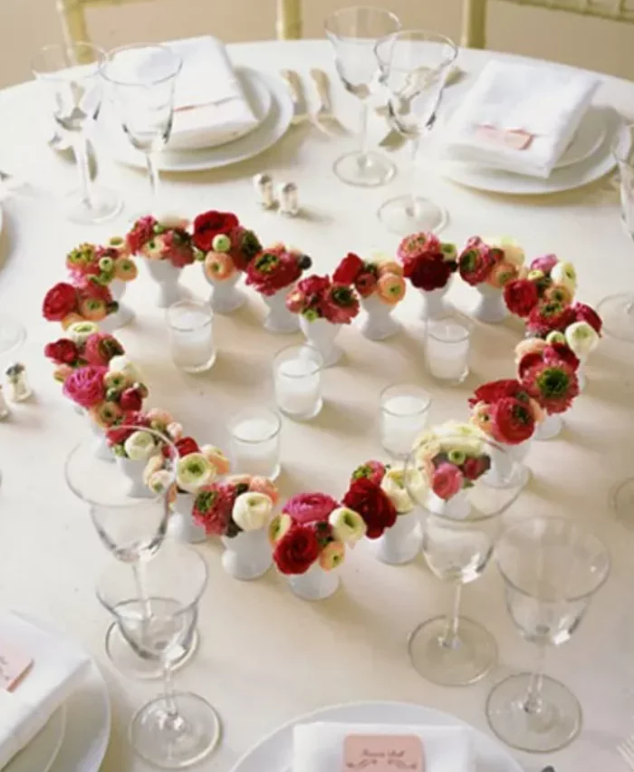 romantische Tischdeko am Valentinstag Blumen in Herzform Teelichter als Blickfang in der Tischmitte