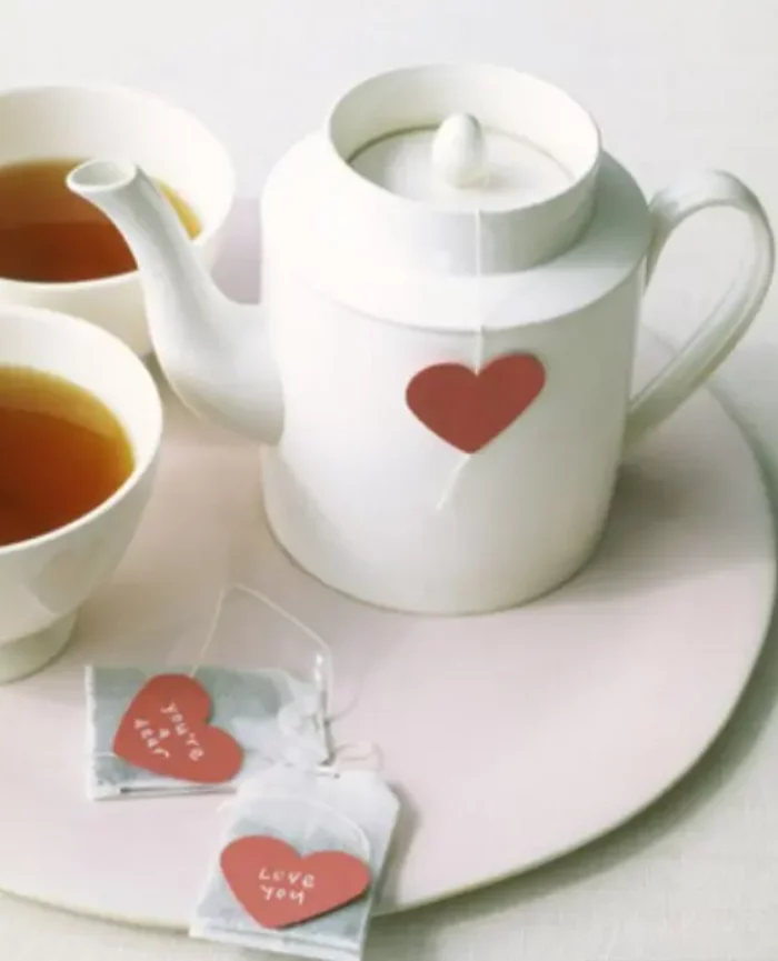 romantische Tischdeko am Valentinstag Tee trinken Service mit rosa Herzen