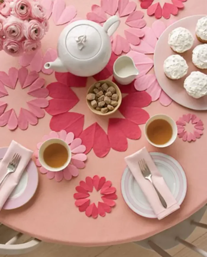 romantische Tischdeko am Valentinstag Teeservice rosa decke rosa Herzen