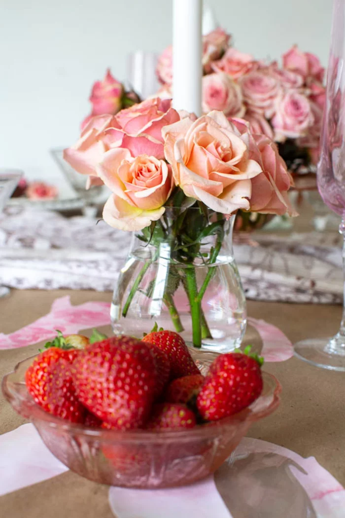 romantische Tischdeko am Valentinstag frische Erdbeeren als Deko und Dessert