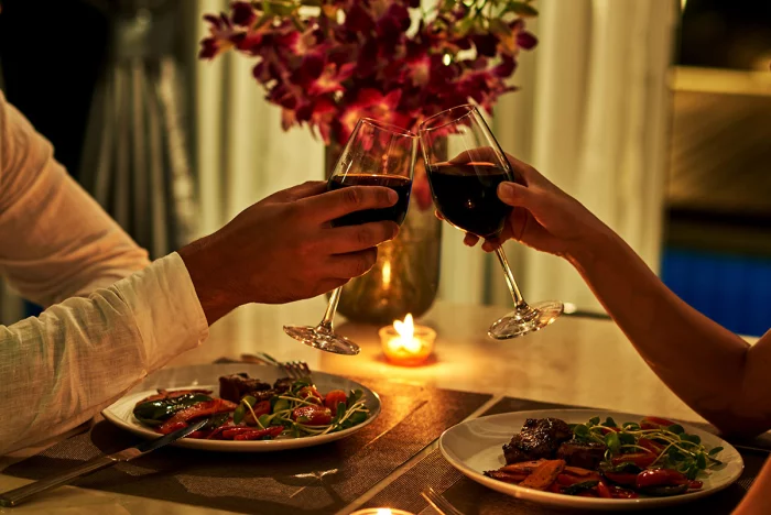 romantische Tischdeko am Valentinstag gemütliche Atmosphaere Wein trinken Gesellschaft geniessen