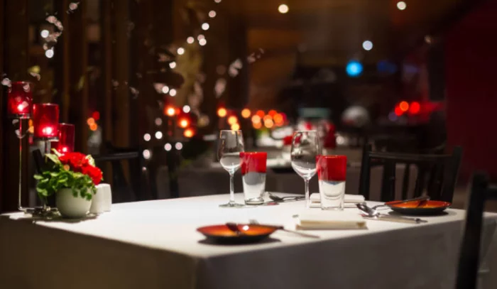 romantische Tischdeko am Valentinstag gemuetliche Atmosphaere viel Liebe ausstrahlen
