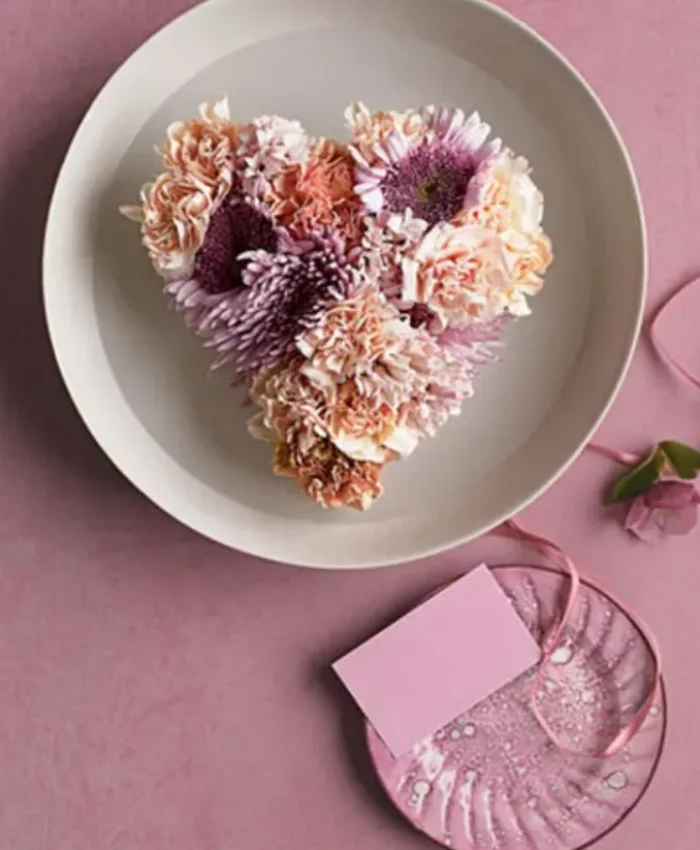 romantische Tischdeko am Valentinstag rosa Blumen rosa Tischdecke kleiner Teller