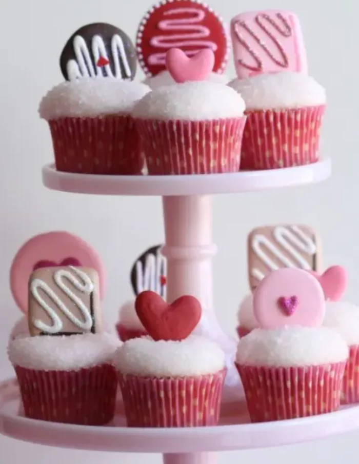 romantische Tischdeko am Valentinstag rosa Muffins Dessert als Deko arrangiert