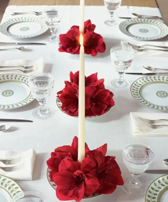 romantische Tischdeko am Valentinstag rote Blumen weisse Kerzen Blickfang