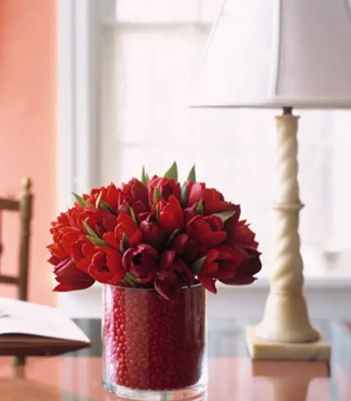 romantische Tischdeko am Valentinstag rote Tulpen rote Vase Eyecatcher