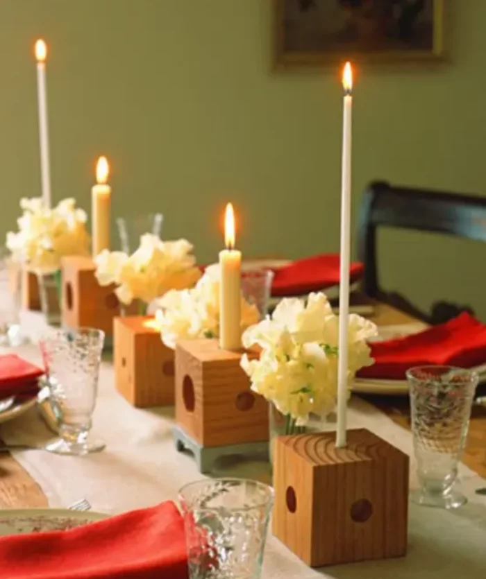 romantische Tischdeko am Valentinstag weisse Kerzen Holzstaender weisse Blumen