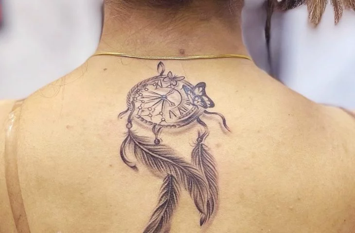 Traumfänger Tattoo am Rücken für Damen